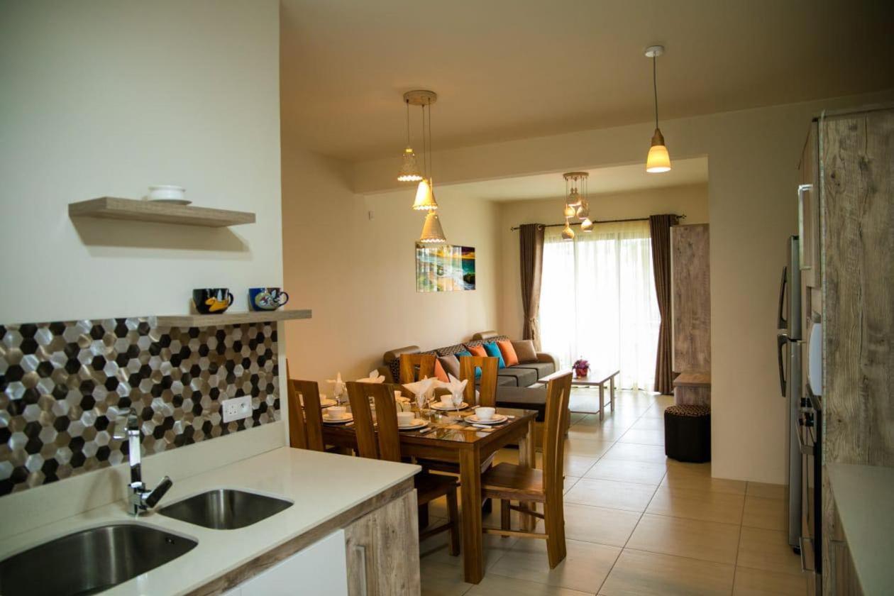Entire Luxury 3 Bedroom Condo For Rent - Flic-En-Flac - Close To Beach Exterior photo